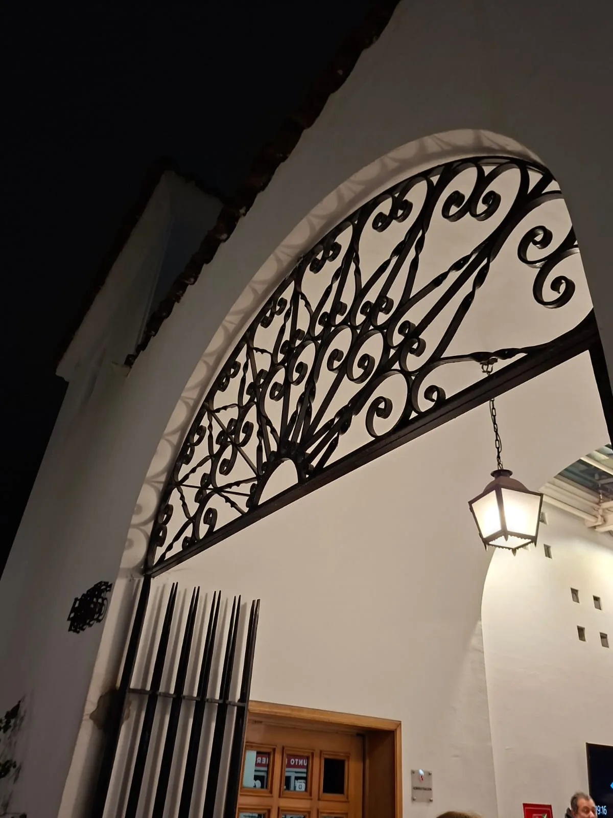 Farol de acceso exterior instalado por Mantelli